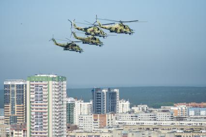 Новосибирск. Ударные вертолеты Ми-24 во время воздушного Парада Победы летят над городом.