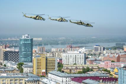 Новосибирск. Ударные вертолеты Ми-24 во время воздушного Парада Победы летят над городом.