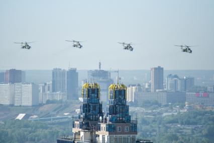 Новосибирск. Ударные вертолеты Ми-24 во время воздушного Парада Победы летят над городом.