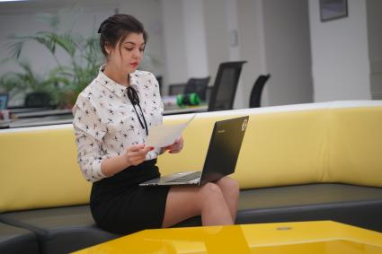 Самара. Девушка с ноутбуком в офисе.