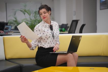 Самара. Девушка с ноутбуком в офисе.