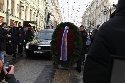 Москва. Катафалк у здания МХТ имени А.П.Чехова, где проходит церемония прощания с актером Андреем Мягковым.