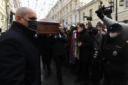 Москва.   Вынос гроба с телом актера Андрея Мягкова после церемонии прощания у здания МХТ имени А.П.Чехова.