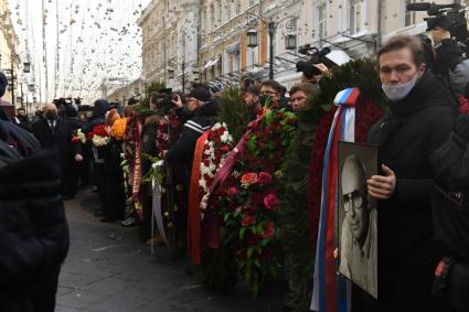 Москва.   Вынос гроба с телом актера Андрея Мягкова после церемонии прощания у здания МХТ имени А.П.Чехова.