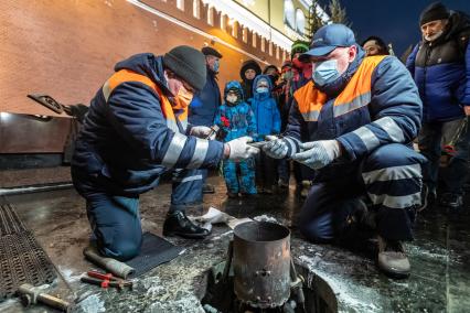 Москва. Специалисты АО Мосгаз во время проведения профилактических работ горелки Вечного огня на Могиле Неизвестного солдата в Александровском саду.