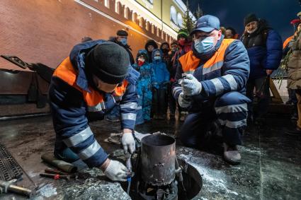 Москва. Специалисты АО Мосгаз во время проведения профилактических работ горелки Вечного огня на Могиле Неизвестного солдата в Александровском саду.