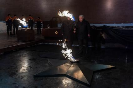 Москва. Сопредседатель Центрального штаба ОНФ, ответственный секретарь ООД Поисковое движение России Елена Цунаева и генеральный директор АО Мосгаз Гасан Гасангаджиев во время переноса пламени на горелку Вечного огня на Могиле Неизвестного Солдата в Александровском саду после профилактики.