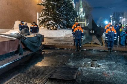 Москва. Профилактика горелки Вечного огня на Могиле Неизвестного Солдата в Александровском саду.