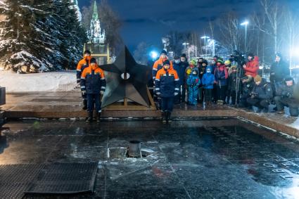 Москва. Профилактика горелки Вечного огня на Могиле Неизвестного Солдата в Александровском саду.