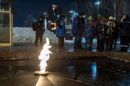 Москва. Дети возлагают цветы к вечному огню на Могиле Неизвестного Солдата в Александровском саду.
