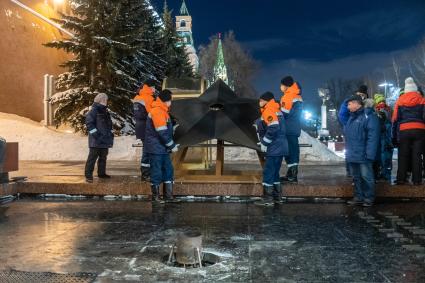 Москва. Специалисты АО Мосгаз во время проведения профилактических работ горелки Вечного огня на Могиле Неизвестного солдата в Александровском саду.