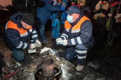 Москва. Специалисты АО Мосгаз во время проведения профилактических работ горелки Вечного огня на Могиле Неизвестного солдата в Александровском саду.