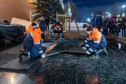 Москва. Специалисты АО Мосгаз во время проведения профилактических работ горелки Вечного огня на Могиле Неизвестного солдата в Александровском саду.