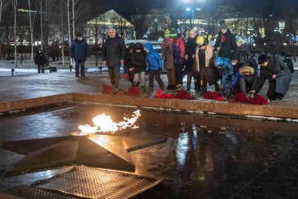 Москва. Дети возлагают цветы к вечному огню на Могиле Неизвестного Солдата в Александровском саду.