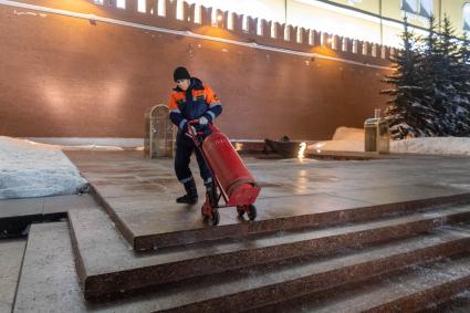 Москва. Специалисты АО Мосгаз во время проведения профилактических работ у Вечного огня на Могиле Неизвестного солдата в Александровском саду.