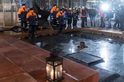 Москва. Профилактика горелки Вечного огня на Могиле Неизвестного Солдата в Александровском саду.