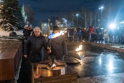 Москва. Сопредседатель Центрального штаба ОНФ, ответственный секретарь ООД Поисковое движение России Елена Цунаева и генеральный директор АО Мосгаз Гасан Гасангаджиев во время переноса пламени на временную горелку в рамках работ по профилактике горелки Вечного огня на Могиле Неизвестного Солдата в Александровском саду.