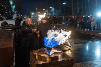 Москва. Сопредседатель Центрального штаба ОНФ, ответственный секретарь ООД Поисковое движение России Елена Цунаева и генеральный директор АО Мосгаз Гасан Гасангаджиев во время переноса пламени на временную горелку в рамках работ по профилактике горелки Вечного огня на Могиле Неизвестного Солдата в Александровском саду.