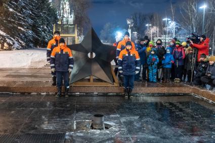 Москва. Профилактика горелки Вечного огня на Могиле Неизвестного Солдата в Александровском саду.