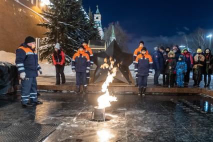 Москва. Специалисты АО Мосгаз во время проведения профилактических работ горелки Вечного огня на Могиле Неизвестного солдата в Александровском саду.