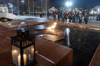 Москва. Дети возлагают цветы к вечному огню на Могиле Неизвестного Солдата в Александровском саду.