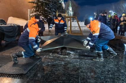 Москва. Специалисты АО Мосгаз во время проведения профилактических работ горелки Вечного огня на Могиле Неизвестного солдата в Александровском саду.