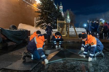 Москва. Специалисты АО Мосгаз во время проведения профилактических работ горелки Вечного огня на Могиле Неизвестного солдата в Александровском саду.