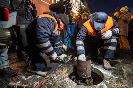Москва. Специалисты АО Мосгаз во время проведения профилактических работ горелки Вечного огня на Могиле Неизвестного солдата в Александровском саду.