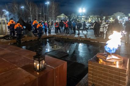 Москва. Профилактика горелки Вечного огня на Могиле Неизвестного Солдата в Александровском саду.