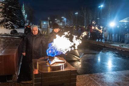 Москва. Сопредседатель Центрального штаба ОНФ, ответственный секретарь ООД Поисковое движение России Елена Цунаева и генеральный директор АО Мосгаз Гасан Гасангаджиев во время переноса пламени на временную горелку в рамках работ по профилактике горелки Вечного огня на Могиле Неизвестного Солдата в Александровском саду.