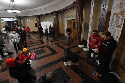 Москва.  Во время проведения праздничной  спортивной программы в честь Дня защитника Отечества на станции метро `Курская`.