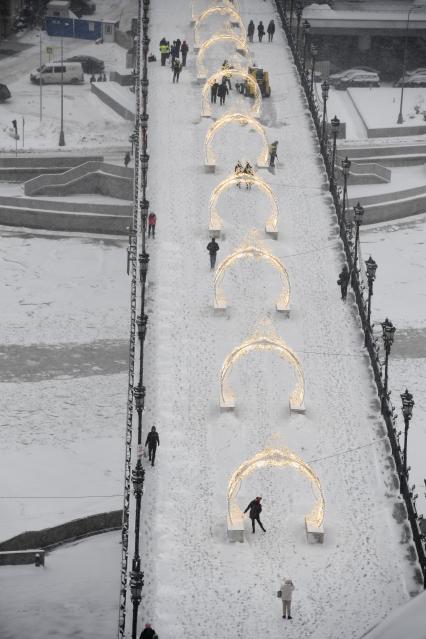 Москва. Вид на Патриарший мост с Храма Христа Спасителя.