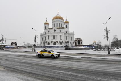 Москва. Вид на Храм Христа Спасителя.