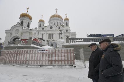 Москва. Обозреватель `Комсомольской правды` Александр Гамов и Член комитета Госдумы РФ по транспорту и строительству Владимир Ресин (слева) у храма Христа Спасителя.