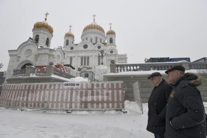 Москва. Обозреватель `Комсомольской правды` Александр Гамов   и Член комитета Госдумы РФ по транспорту и строительству Владимир Ресин (слева) у храма Христа Спасителя.