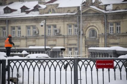 Москва.  Уборка снега  у Храма Христа Спасителя.