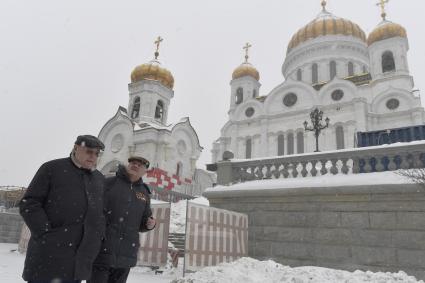 Москва. Обозреватель `Комсомольской правды` Александр Гамов и Член комитета Госдумы РФ по транспорту и строительству Владимир Ресин (слева) у храма Христа Спасителя.