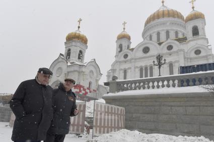 Москва. Обозреватель `Комсомольской правды` Александр Гамов   и Член комитета Госдумы РФ по транспорту и строительству Владимир Ресин (слева) у храма Христа Спасителя.