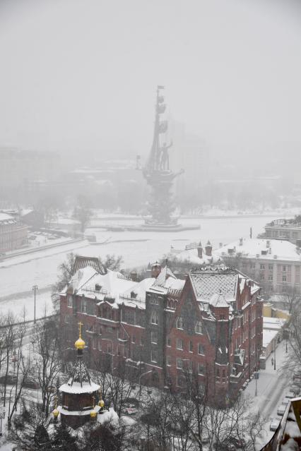 Москва. Вид на Соймоновский проезд и дом Перцовой с Храма Христа Спасителя.