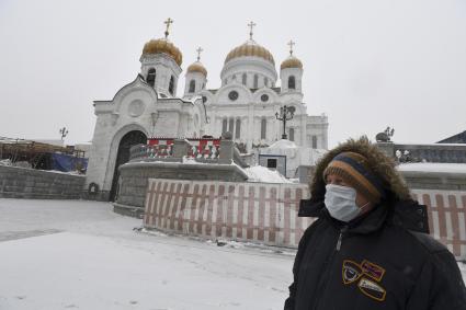 Москва. Обозреватель `Комсомольской правды` Александр Гамов  у храма Христа Спасителя.