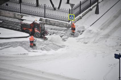 Москва. Сотрудники Коммунальных служб убирают снег у Храма Христа Спасителя.