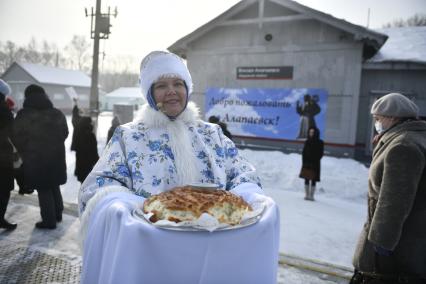 Екатеринбург. Презентация нового туристического маршрута \'Императорский поезд\' по памятным местам Алапаевска, где были убиты члены семьи императора Николая II. Танцевальный колектив в традиционных нарядах встречают пассажиров поезда