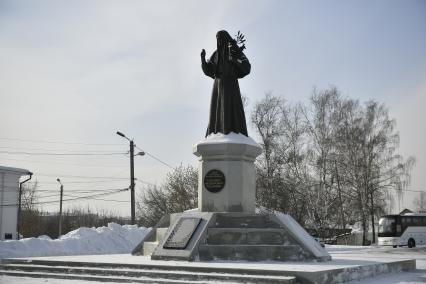 Алапаевск. Презентация нового туристического маршрута \'Императорский поезд\' по памятным местам Алапаевска, где были убиты члены семьи императора Николая II. Памятник великой княгине Елисавете Федоровне