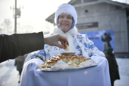 Екатеринбург. Презентация нового туристического маршрута \'Императорский поезд\' по памятным местам Алапаевска, где были убиты члены семьи императора Николая II. Танцевальный колектив в традиционных нарядах встречают пассажиров поезда