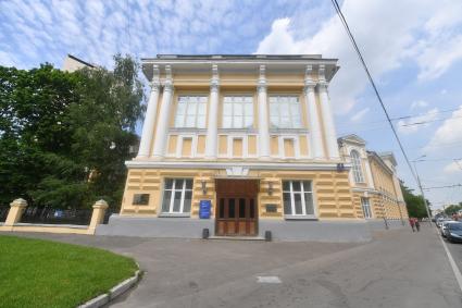 Москва. Клиника кожных и венерических болезней им.В.А.Рахманова на улице Большая Пироговская дом 4 стр.1.