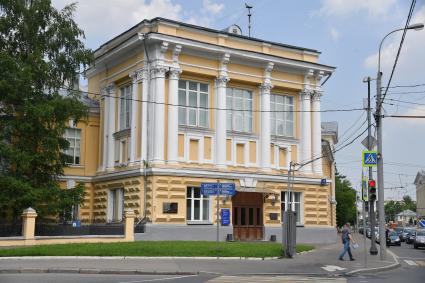 Москва. Клиника кожных и венерических болезней им.В.А.Рахманова на улице Большая Пироговская дом 4 стр.1.