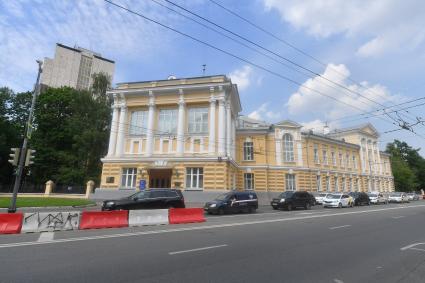 Москва. Клиника кожных и венерических болезней им.В.А.Рахманова на улице Большая Пироговская дом 4 стр.1.