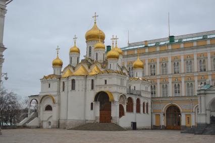 Москва.  Вид на Благовещенский собор на территории Московского Кремля.