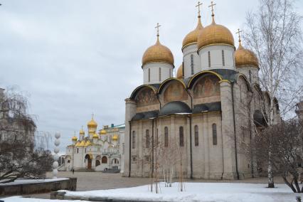 Москва.  Вид на Успенский собор Московского Кремля.