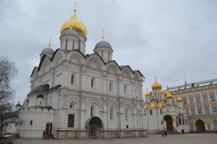 Москва.  Вид на Архангельский собор и Благовещенский собор (слева направо) на территории Московского Кремля.